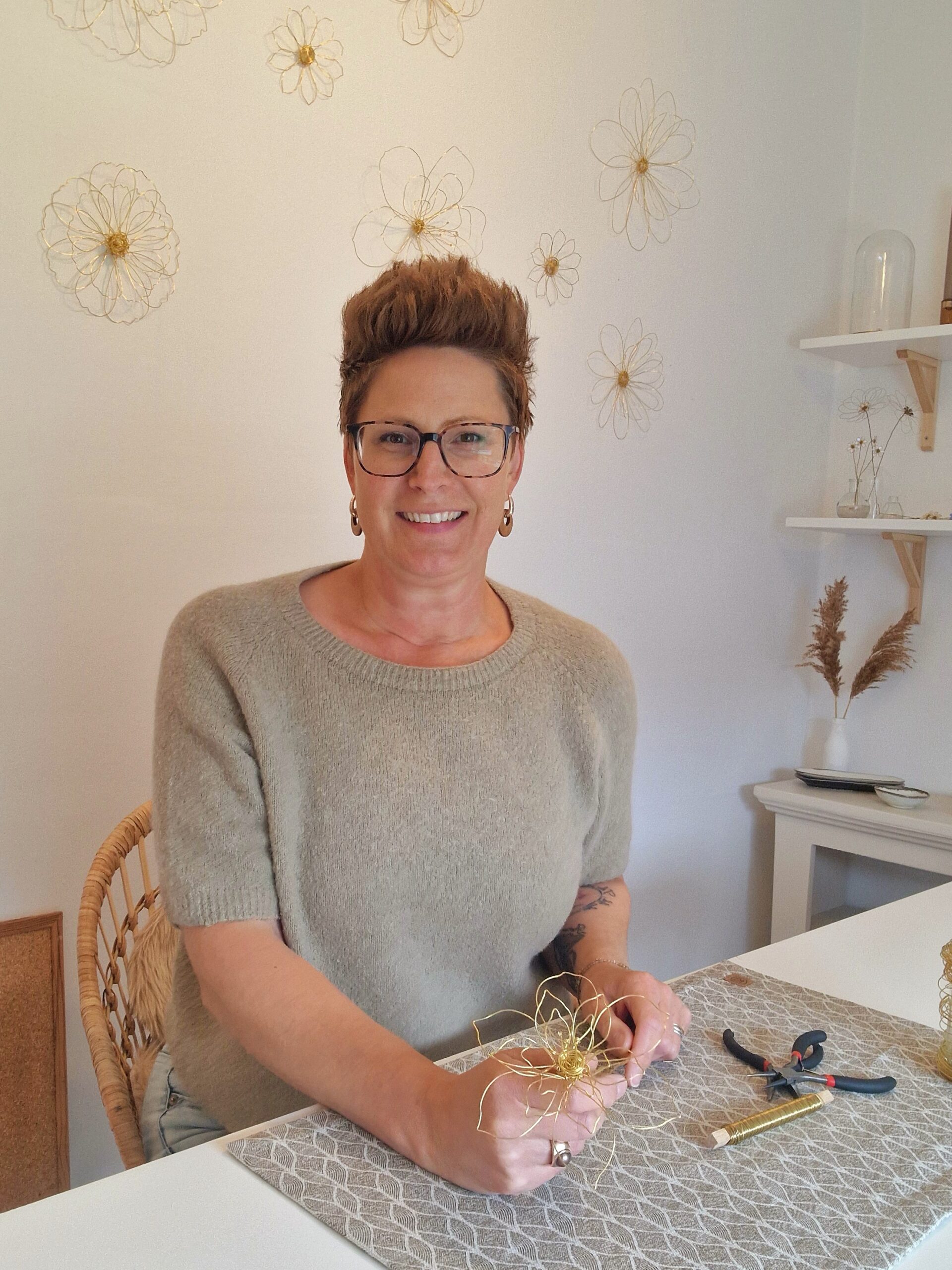 Mieke van Meppen | Meisje van draad | Medemblik | Draadkunst | Draadbloemen