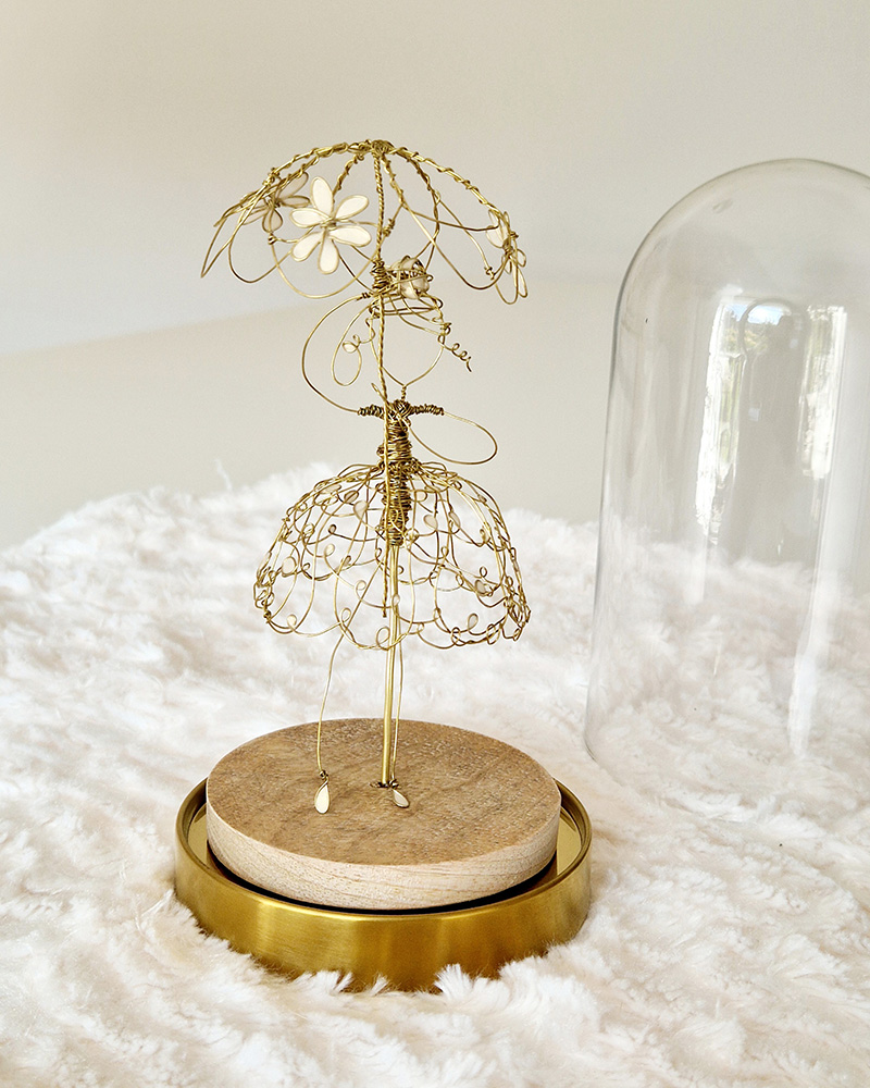 Meisje van draad met parasolletje | Draadkunst | Draadbloemen