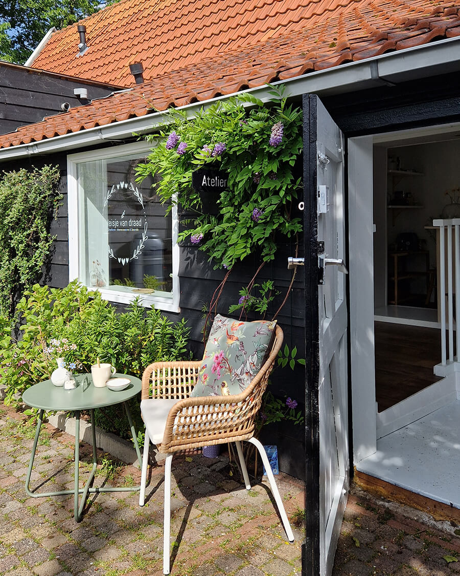 Meisje van draad | Medemblik | Draadkunst | Bloemen van draad | Draadbloemen