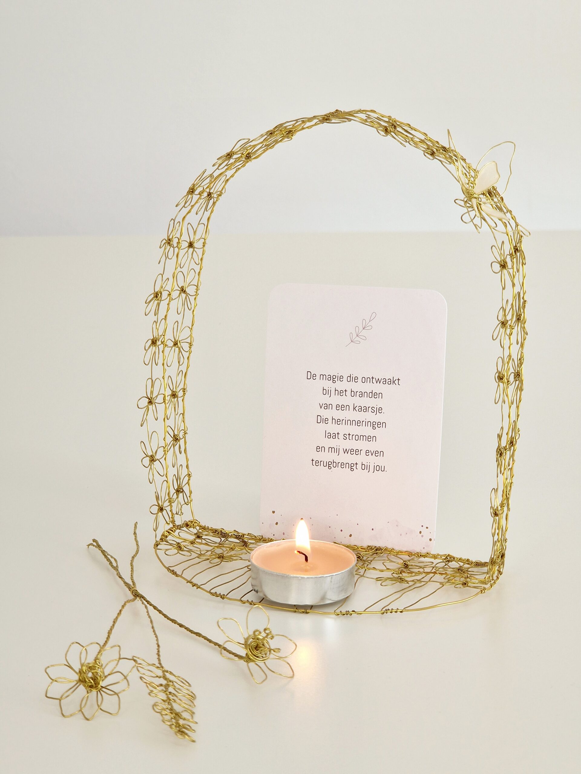 Gedenkplekje van draad | Meisje van draad | Draadkunst | Draadbloemen