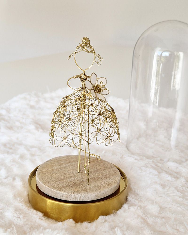 Meisje van draad met bloem | Draadkunst | Draadbloemen