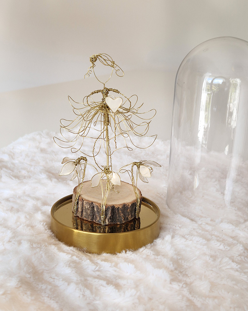 Meisje van draad met sneeuwklokjes | Draadkunst | Draadbloemen